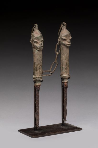 null OGBONI, Nigéria.

Bronze et fer forgé.

Paire figurines reliées par une chaînette...