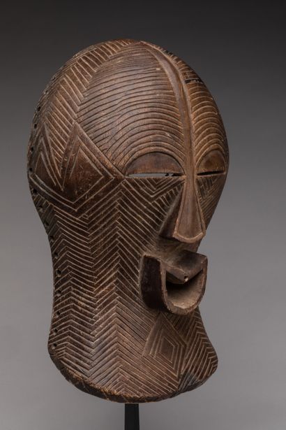 null SONGYE, République Démocratique du Congo.

Bois sculpté et strié, pigments.

Masque...