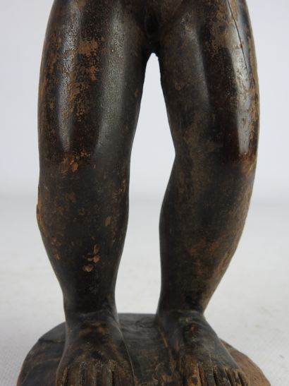 null BAOULE, Côte d'Ivoire.

Bois, patine brun-foncé.

Statue maternité représentant...