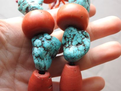 null TIBET.

Argent, turquoise, corail rouge.

Collier composé de perles de turquoise...