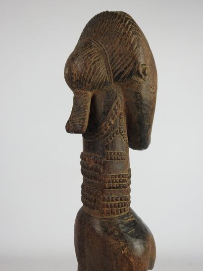 null Female statue, BAOULE, Ivory Coast.

Wood, patina of use.

Height : 44,5 cm.

Small...