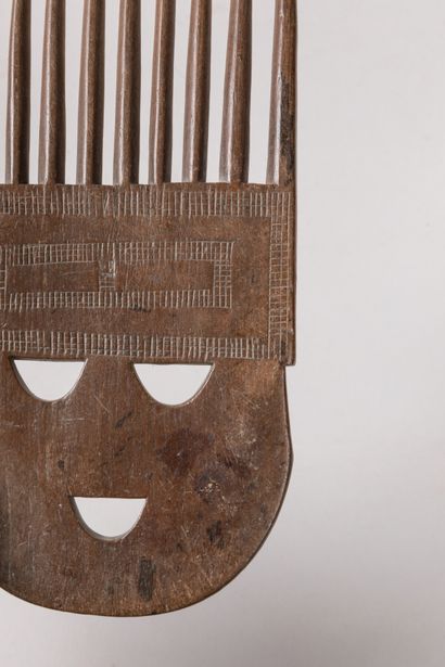 null ASHANTI, Ghana.

Wood, brown patina of use.

Antique comb with 10 teeth, the...