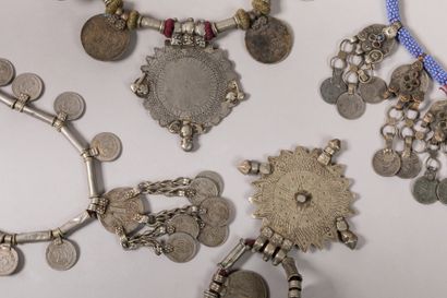 null INDE.

Argent, métal argenté, perles,

Important lot constitué de quatre colliers...