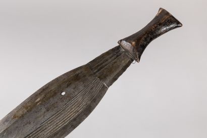 null BOA, République Démocratique du Congo.

Longue épée courte à lame de fer gravée...