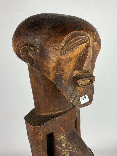 null Statue masculine, SONGYE, République Démocratique du Congo.

Bois, patine brune.

Haut :...