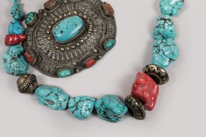 null TIBET.

Belt buckle or headdress ornament in local silver, coral and turquoise...