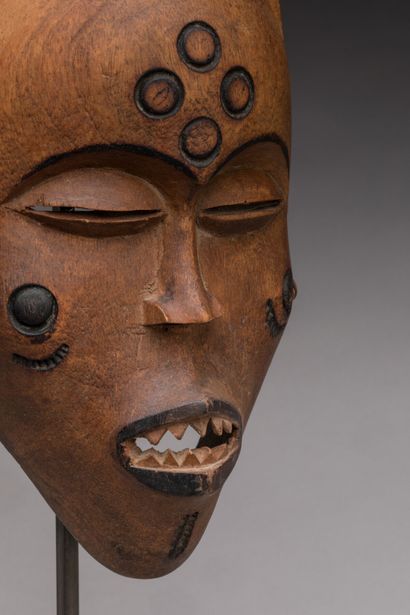 null LWENA, Democratic Republic of Congo.

Wood, natural patina, metal.

Female mask...