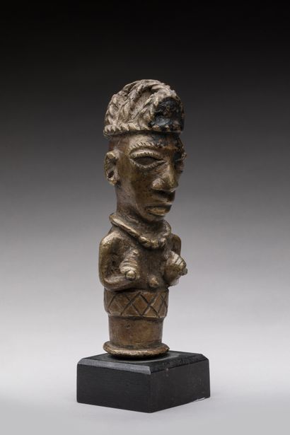 null YOROUBA, Nigeria.

Bronze statuette representing a woman's bust, hands on her...