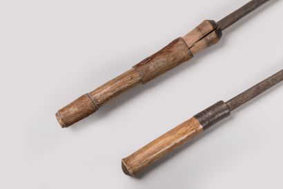 null Set of two ceremonial recades, SHI, Rwanda.

Iron and wood.

Length : 63 cm...