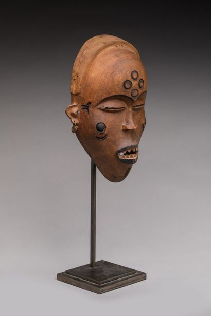 null LWENA, Democratic Republic of Congo.

Wood, natural patina, metal.

Female mask...