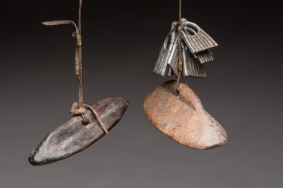 null ETHIOPIA.

Wood, leather, white metal, patina of use.

Pair of ancient rattles...