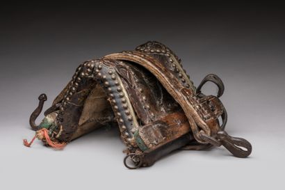 null MAGHREB.

Wood, leather, metal, brass nails, trace of polychromy.

Very beautiful...