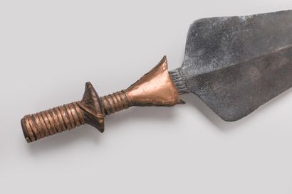 null - Couteau de jet « Kipinga » en fer, ZANDE, RD Congo/ RCA. (41,5 cm).

-Epée...