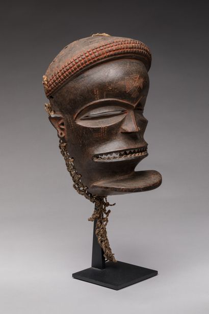 null Cihongo" male mask, TSHOKWE, Democratic Republic of Congo.

Carved and scarified...