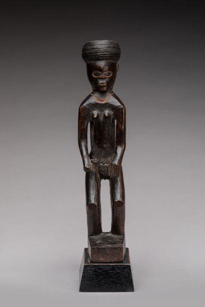 null Lovely old female figure, LWENA, Democratic Republic of Congo.

Wood, patina...