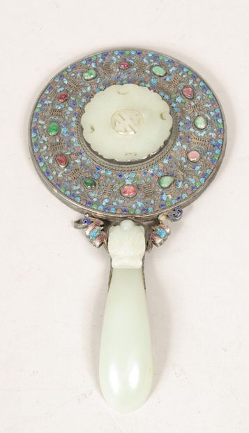 null CHINE - XIXe siècle

Miroir face à main, la poignée constituée d'une fibule...