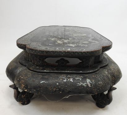 null CHINE - XIXème siecle: table basse ovale en bois laqué noir à décor d'incrustations...