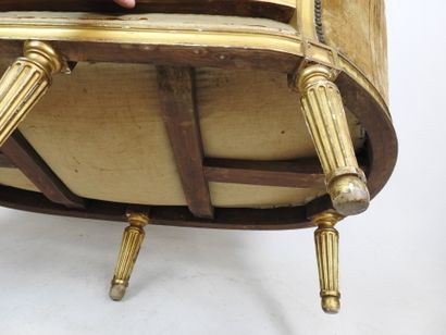 null CANAPE CORBEILLE en bois sculpté doré de style Louis XVI, garniture au petits...