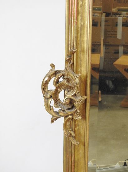 null GLACE DE CHEMINEE en bois et stuc doré de style Louis XV à décor rocaille d'acanthes....