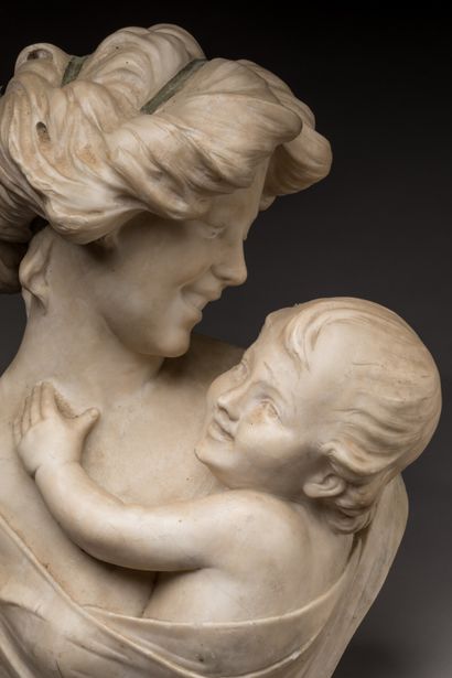 null CIPRIANI : Femme à l'enfant. Buste en marbre blanc. Signé à l'arrière X. Cipriani....