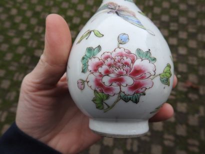 null 
CHINE - Début XXe siècle : Paire de vases bouteilles à col évasé en porcelaine...