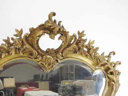 null GLACE DE CHEMINEE en bois et stuc doré de style Louis XV à décor rocaille d'acanthes....