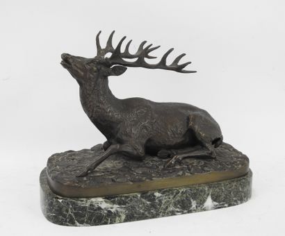 null Christophe FRATIN (1801-1864) d'après. Le cerf couché. Epreuve en bronze. Signé....