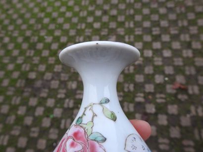 null 
CHINE - Début XXe siècle : Paire de vases bouteilles à col évasé en porcelaine...