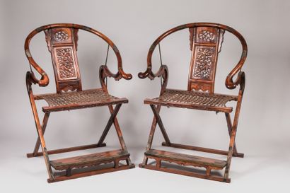 null PAIRE DE FAUTEUILS DE PARADE pliants en bois sculpté à décor de dragons sur...