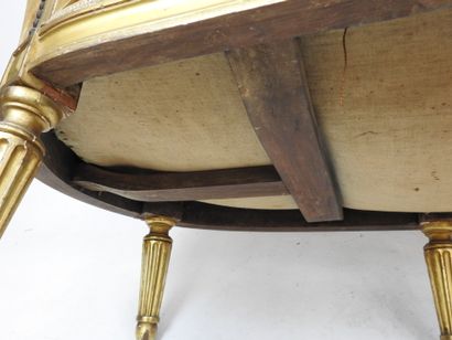 null CANAPE CORBEILLE en bois sculpté doré de style Louis XVI, garniture au petits...