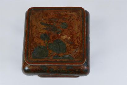 null CHINE - XIXe siècle: Sellette en bois laqué polychrome rouge et vert, le plateau...
