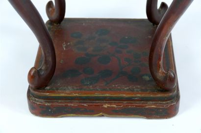 null CHINE - XIXe siècle: Sellette en bois laqué polychrome rouge et vert, le plateau...