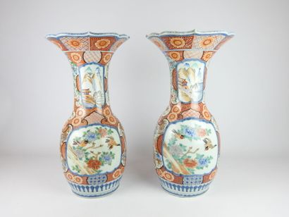 null JAPAN : Pair of porcelain baluster vases with poly-lobed necks, Imari decoration...