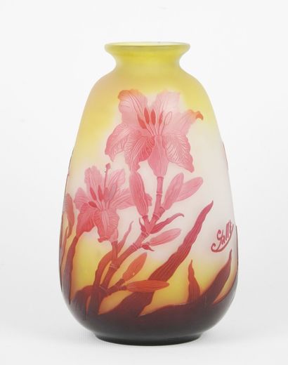 null ETABLISSEMENT GALLE : Vase out of multi-layer glass of ovoid form with decoration...