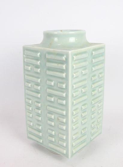 null CHINA : Vase " Cong " in celadon porcelain. Apocryphal mark Yongzheng. Height:...