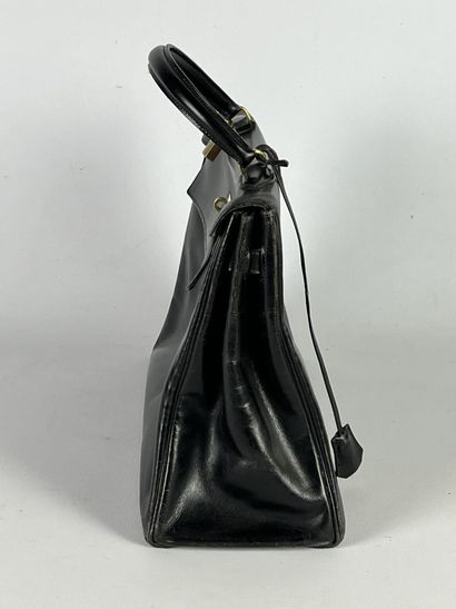 null HERMES Paris - Kelly bag in black leather, gilded metal clasps, sheathed padlock,...