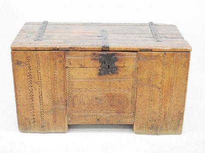 null QUEYRAS. Larch wood chest with carved decoration of three rosettes and friezes...