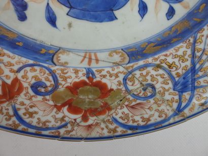 null CHINA: Important porcelain dish with Imari decoration in blue, red and gold,...