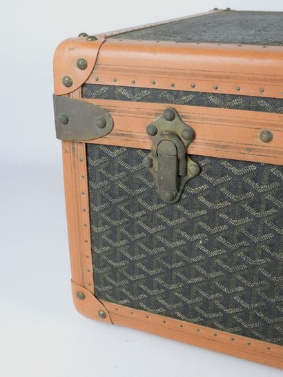 null Maison GOYARD : Canvas suitcase with signature, vulcanized fiber borders, golden...