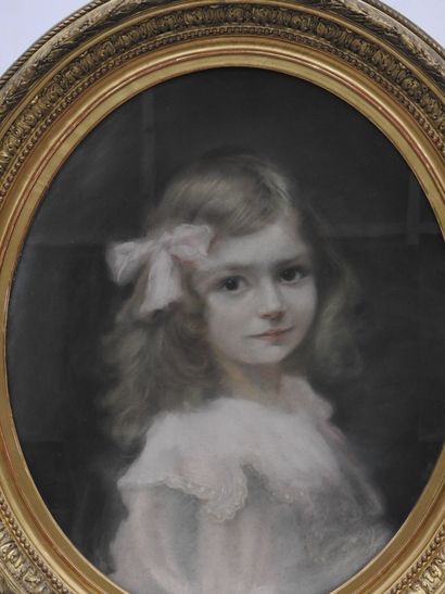 null FRENCH SCHOOL OF THE XIXth CENTURY: Portrait of a little girl. Pastel on paper...