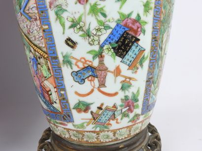 null CANTON: Pair of important porcelain vases decorated with polychrome enamels...