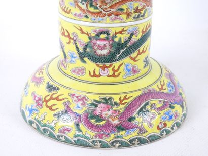 null CHINA: Ritual vase in porcelain and enamels of the pink family, decorated with...