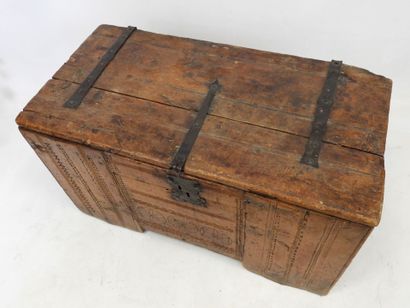 null QUEYRAS. Larch wood chest with carved decoration of three rosettes and friezes...