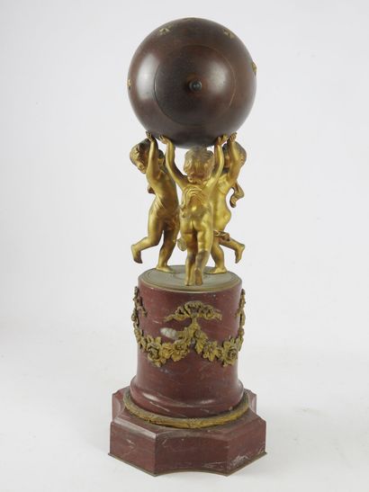 null 
HANGER in griotte marble, gilt bronze and metal decorated with a globe supported...