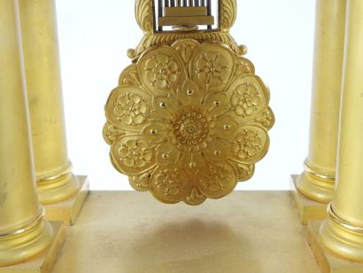 null LARGE GORGE BRONZE PENDULA-REGULATOR Portico in gilt bronze, matt and shiny,...