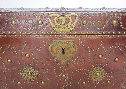 null Leather chest studded, rectangular shape, the lid slightly curved, this chest...