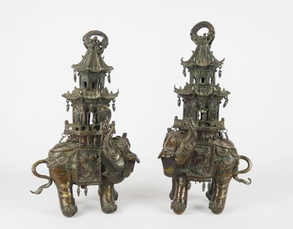 null JAPAN : Pair of patinated bronze incense burners decorated with walking and...
