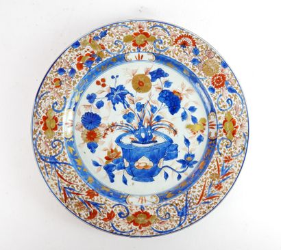 null CHINA: Important porcelain dish with Imari decoration in blue, red and gold,...