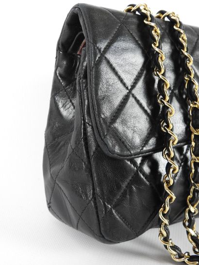null CHANEL Handbag model Timeless in black leather, burgundy interior. Double shoulder...
