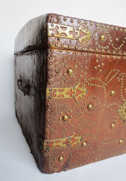 null Leather chest studded, rectangular shape, the lid slightly curved, this chest...